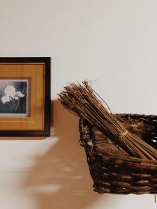 a wicker basket next to a picture frame at Casa do Douro in Alijó