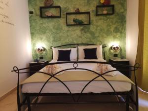 sypialnia z łóżkiem i zieloną ścianą w obiekcie B&B Medusa House Gallipoli w mieście Gallipoli