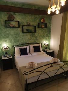 Łóżko lub łóżka w pokoju w obiekcie B&B Medusa House Gallipoli