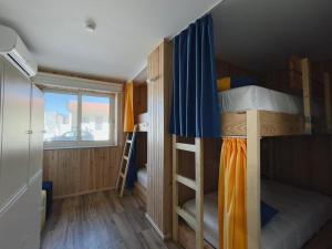 a small room with two bunk beds and a window at Behappy Lodge & Brunch in Esmoriz