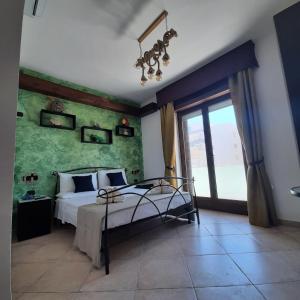 Łóżko lub łóżka w pokoju w obiekcie B&B Medusa House Gallipoli