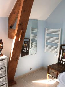 ein Badezimmer mit blauen Wänden und Holzbalken in der Unterkunft The Old Farm Gite in Amfreville