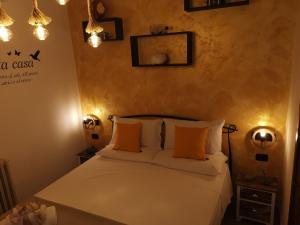 Łóżko lub łóżka w pokoju w obiekcie B&B Medusa House Gallipoli
