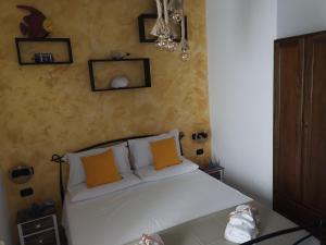 Łóżko lub łóżka w pokoju w obiekcie B&B Medusa House Gallipoli