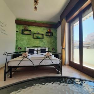 sypialnia z łóżkiem i dużym oknem w obiekcie B&B Medusa House Gallipoli w mieście Gallipoli