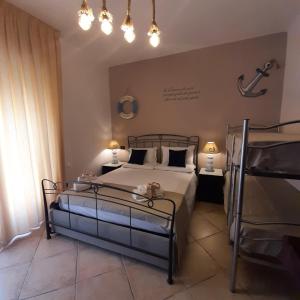 sypialnia z łóżkiem z dwoma lampami i dwoma stołami w obiekcie B&B Medusa House Gallipoli w mieście Gallipoli +37 zdjęć