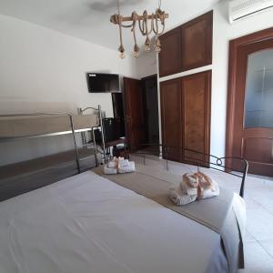 Łóżko lub łóżka w pokoju w obiekcie B&B Medusa House Gallipoli