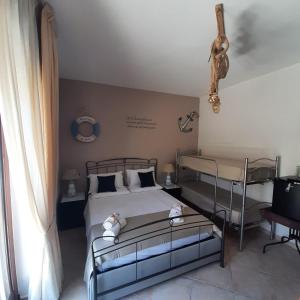 Łóżko lub łóżka w pokoju w obiekcie B&B Medusa House Gallipoli