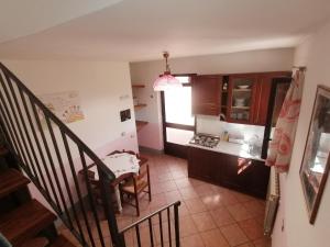 フェレンティッロにあるCasale Le Due Querceの階段付きのキッチンと部屋の景色を望めます。