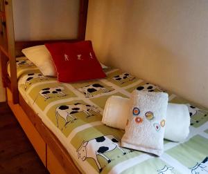 - un lit avec un couvre-lit et des vaches dans l'établissement La Riviere Vue Mont Blanc, à Chamonix-Mont-Blanc