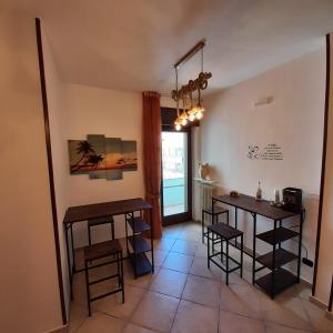 jadalnia ze stołem i stołkami w pokoju w obiekcie B&B Medusa House Gallipoli w mieście Gallipoli