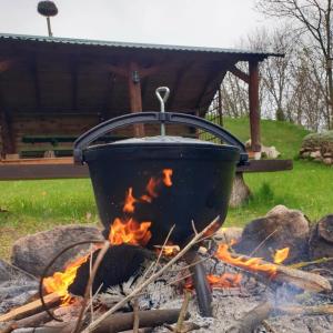 ゴニョンツにあるSłoneczna Dolina nad Biebrząの火の上に座る鍋