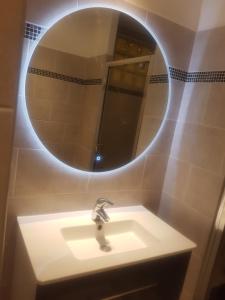 un baño con lavabo y espejo en COULEURS DES ILES , Fréjus-plage, en Fréjus 18 fotos más