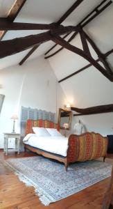 Postel nebo postele na pokoji v ubytování Normandieheritage14 COTTAGE DU MARAIS DDAY OMAHA BEACH