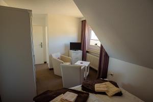 TV a/nebo společenská místnost v ubytování Pension Luuward 3 Sterne superior Hotel + 37 fotografií