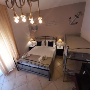 Łóżko lub łóżka w pokoju w obiekcie B&B Medusa House Gallipoli
