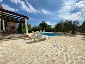 Foto da galeria de Villa Bubica- cozy holiday home in rural area with pool em Stankovci