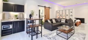 Atpūtas zona naktsmītnē The Studio, Luxury Modern Apartment in The South Hams, Stunning walks on the doorstep, a 20 minute drive to the beautiful sandy beaches, quiet courtyard setting, Shops, Bars and Restaurants a short walk away!