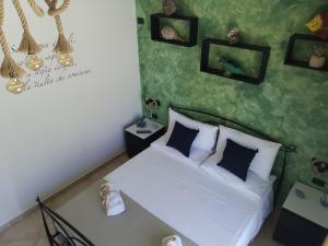 Łóżko lub łóżka w pokoju w obiekcie B&B Medusa House Gallipoli