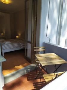 a room with a table and a bed and a window at Beach House, 300 m dal mare, Marina di Massa in Marina di Massa