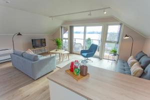 TV a/nebo společenská místnost v ubytování Lavik Fjord Hotel & Apartments