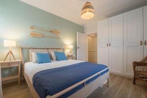1 dormitorio con 1 cama grande con manta azul en Stay in Ustka, en Ustka
