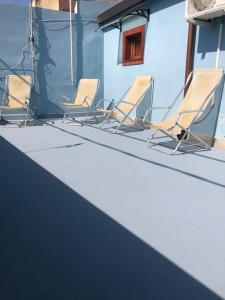 vier Stühle auf dem Deck eines Bootes in der Unterkunft Casa Relax Avola in Avola