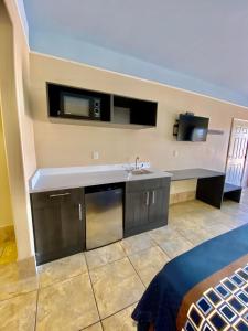 A kitchen or kitchenette at Texas Inn & Suites McAllen at La Plaza Mall and Airport