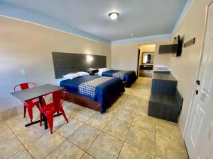 Postel nebo postele na pokoji v ubytování Texas Inn & Suites McAllen at La Plaza Mall and Airport