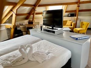 TV a/nebo společenská místnost v ubytování Havenhotel At Sea Texel