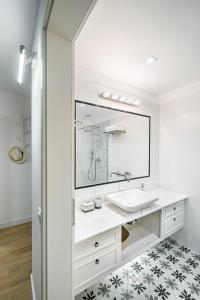 Et badeværelse på Casa Noastra de La Mare + 45 billeder