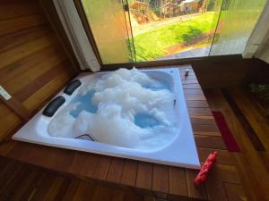 a bath tub with a cloud inside of it at Recanto Della Mata in Venda Nova do Imigrante
