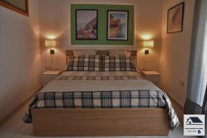 una camera da letto con un grande letto con due comodini di Casa vacanze da Anna a Vietri