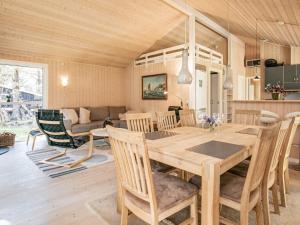comedor y sala de estar con mesa y sillas en 8 person holiday home in L kken, en Lønstrup