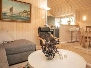 sala de estar con mesa y sofá en 8 person holiday home in L kken, en Lønstrup