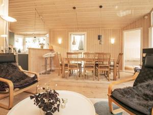 sala de estar con mesa y sillas en 8 person holiday home in L kken, en Lønstrup