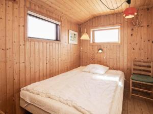 Kama o mga kama sa kuwarto sa Three-Bedroom Holiday home in Løkken 31