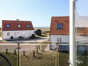 Nørre LyngbyにあるHoliday Home Lyngbyvej IIIの白い建物2棟の窓からの眺め