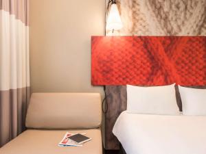 Un ou plusieurs lits dans un hébergement de l'établissement ibis Saint Germain en Laye Centre