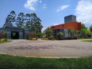 a building with a brick driveway in front of it at Pousada Casa de Ferro in Passo de Torres