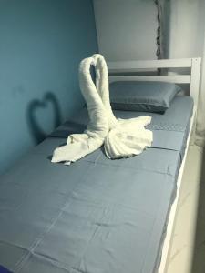 a bed with towels on top of it at MAUÍ BEACH RESIDENCE - Beira-mar Tamandaré- Próximo a Igreja de São Pedro- PE in Tamandaré +43 photos