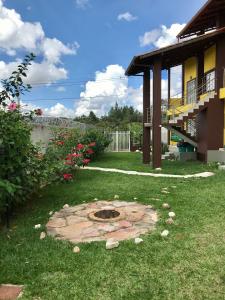 a backyard with a fire pit in the grass at Vila dos Cristais in Alto Paraíso de Goiás