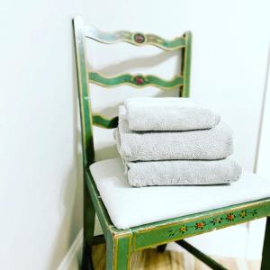 una pila de toallas sentadas en una silla en Vida Boutique Inn, en Worcester