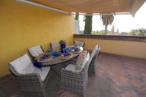 聖米格爾－德阿連德的住宿－卡薩米亞套房酒店，庭院里的桌椅
