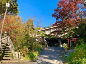 ein Haus mit einer Treppe vor einem Gebäude in der Unterkunft Kirishimaya Ryokan in Kusatsu