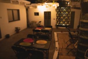 une chambre avec des tables, des chaises et une lampe dans l'établissement PATIO Alojamiento, à San Miguel de Allende