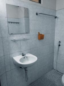 Phòng tắm tại Nhà Nghỉ Minh Quân