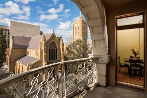 een balkon met uitzicht op een kerk bij Hadley's Orient Hotel in Hobart
