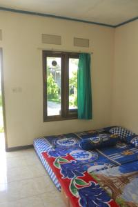 Llit o llits en una habitació de Penginapan Putra Darma