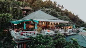 a restaurant with tables and chairs on a building at Cookies Salad Resort in Salad Beach